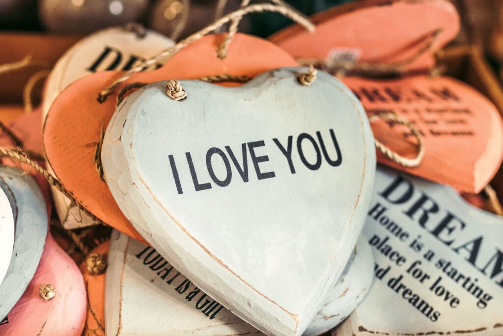 coeur en bois message "je t'aime" à un défunt