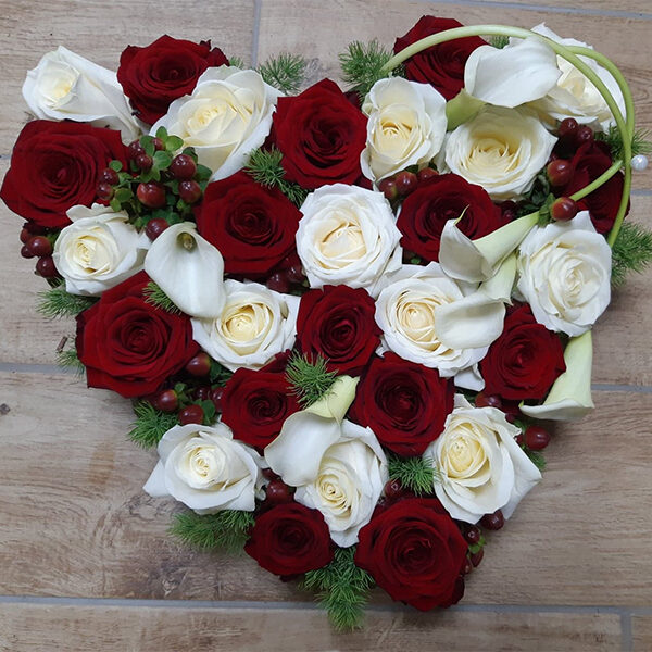 Création du fleuriste La Ros'oir avec un Coeur de roses rouge et blanche, calla, hypericum, asparagus