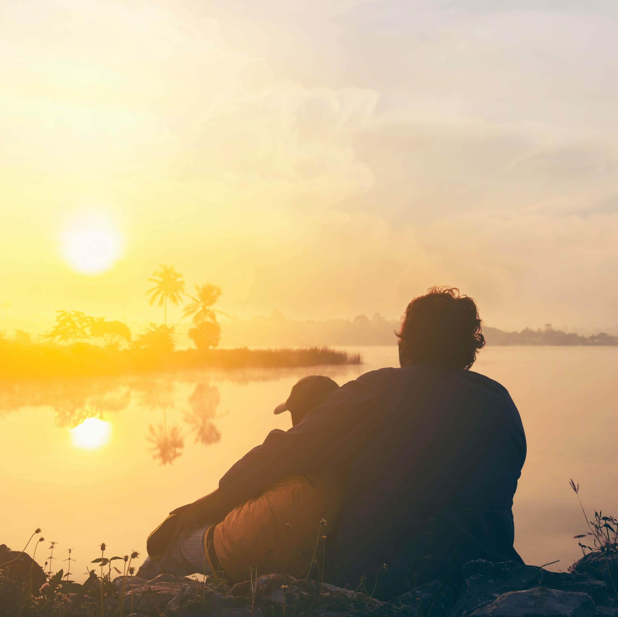 deux personnes de dos, devant un coucher de soleil, apaisement après accompagnement démarches après décès
