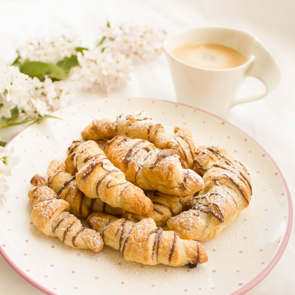 mini croissants sur assiette et café lors d'un Atelier d'information obsèques