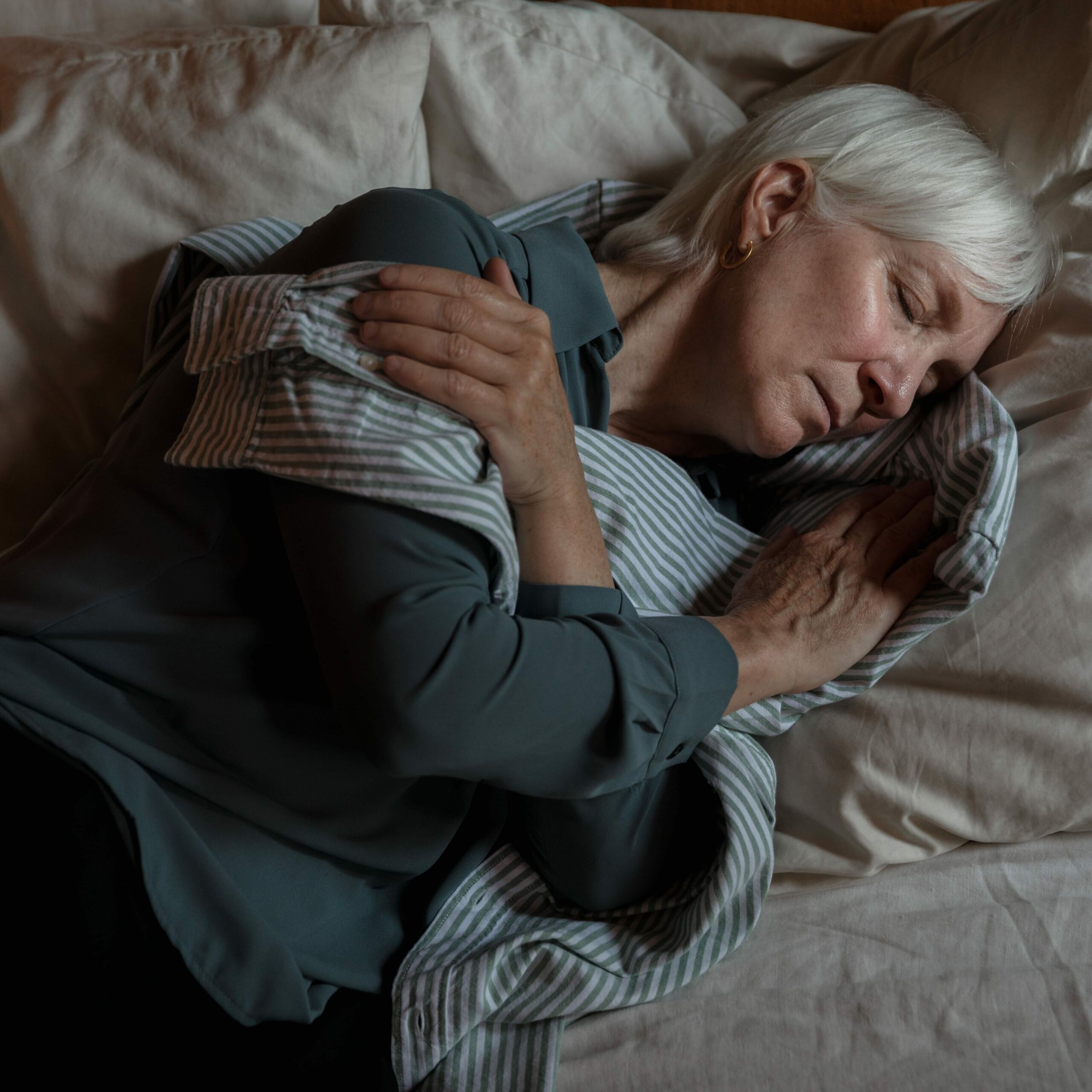 femme deuil dort avec vêtements du défunt dans ses bras